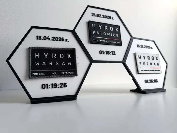 Trzy starty połączone spinkami, na dwóch stopkach